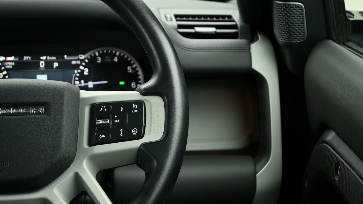Land Rover Defender 110 Image 16