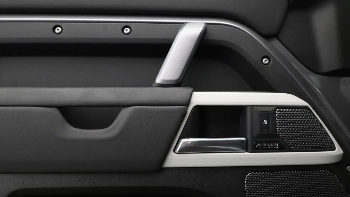 Land Rover Defender 110 Image 13