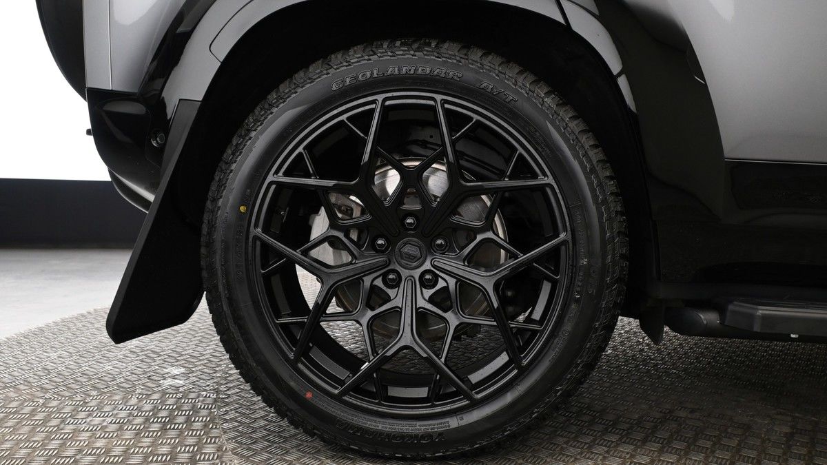 Land Rover Defender 110 Image 9