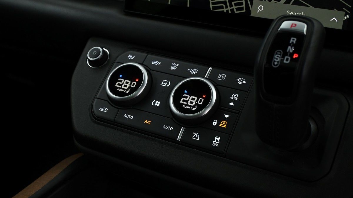 Land Rover Defender 110 Image 12