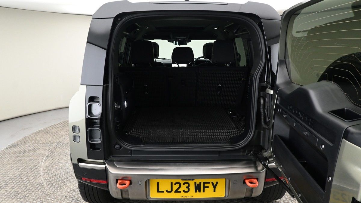 Land Rover Defender 110 Image 10