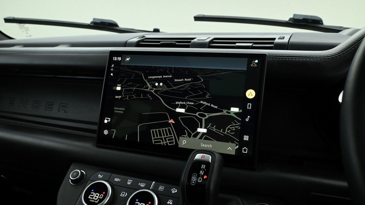 Land Rover Defender 110 Image 11