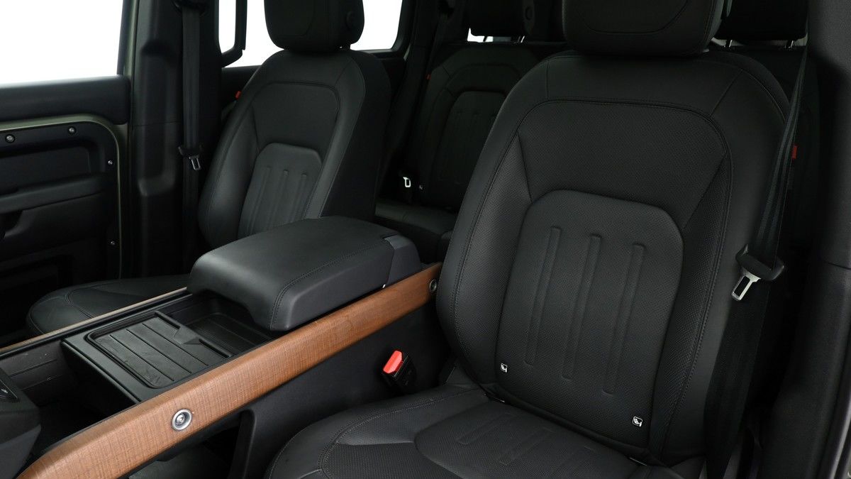 Land Rover Defender 110 Image 4