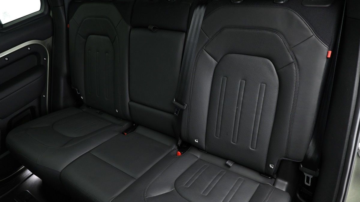 Land Rover Defender 110 Image 5
