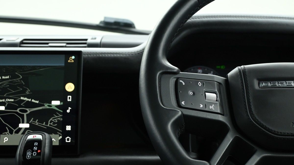Land Rover Defender 110 Image 15