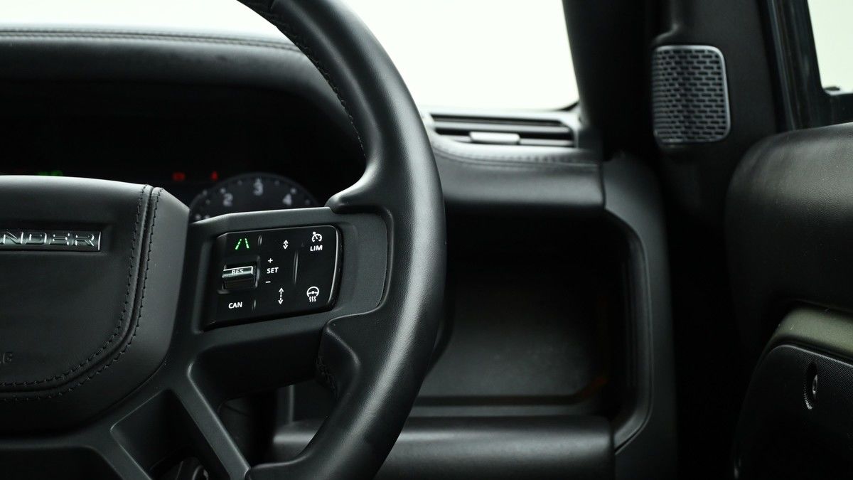 Land Rover Defender 110 Image 16