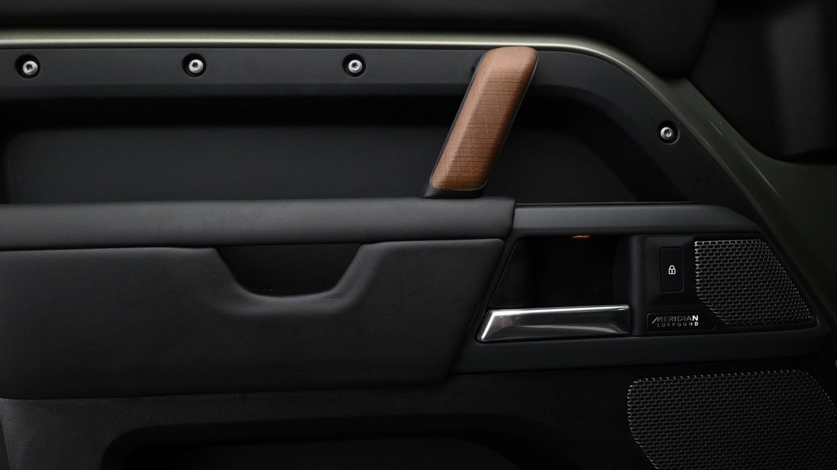 Land Rover Defender 110 Image 13