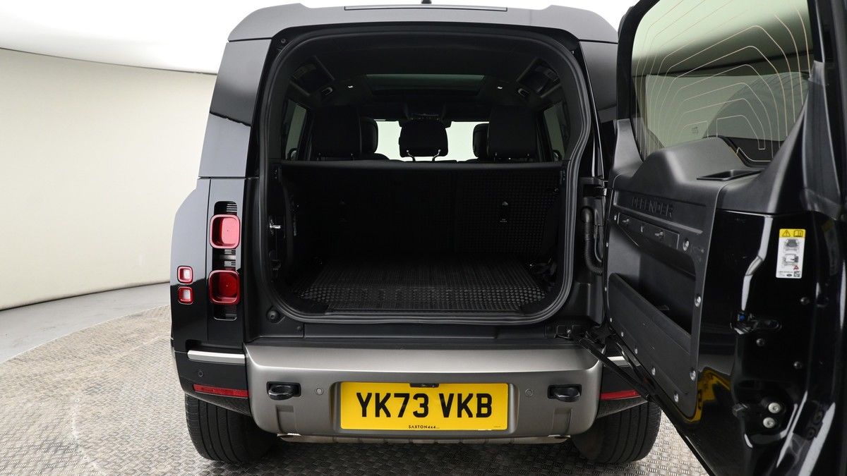 Land Rover Defender 110 Image 10