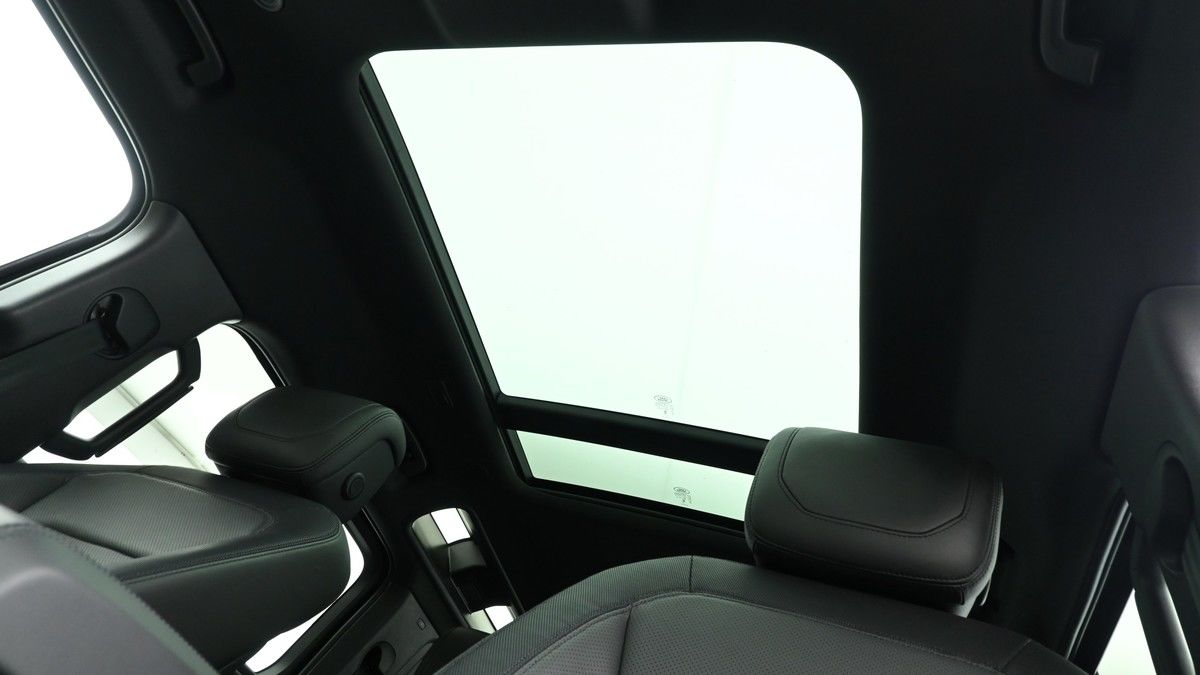 Land Rover Defender 110 Image 2