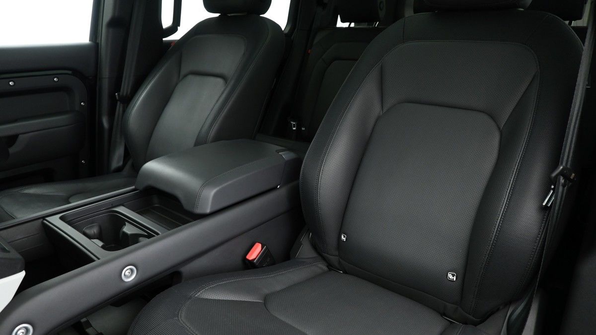 Land Rover Defender 110 Image 4