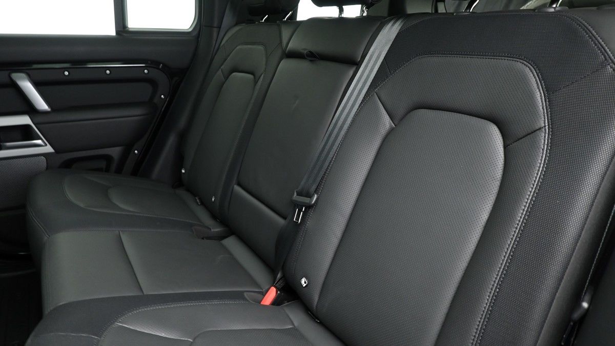 Land Rover Defender 110 Image 5