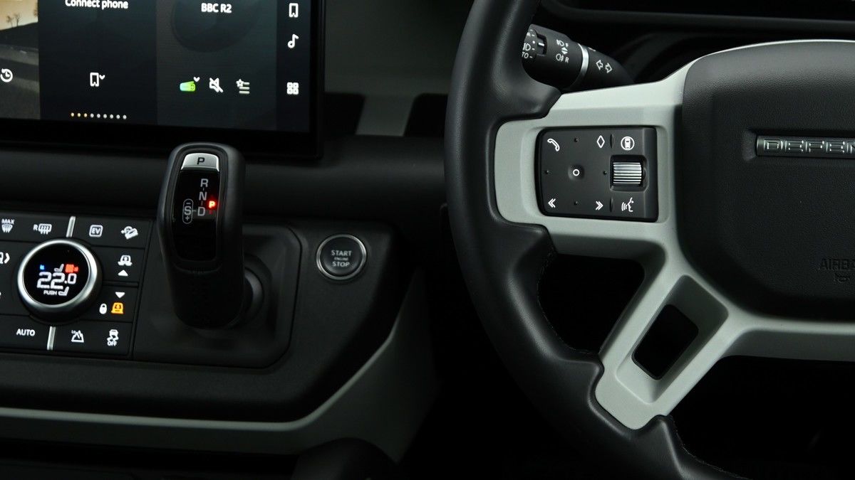 Land Rover Defender 110 Image 15