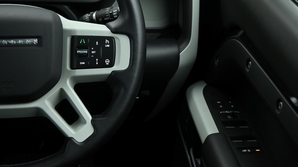 Land Rover Defender 110 Image 16