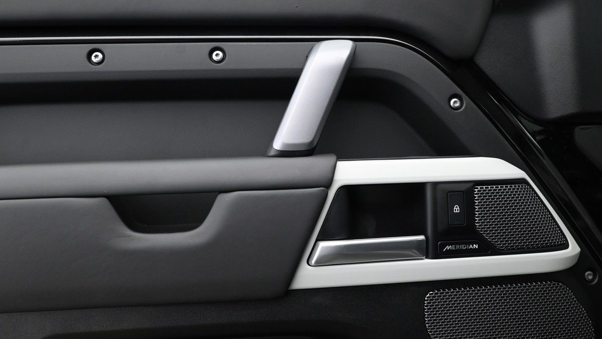 Land Rover Defender 110 Image 13