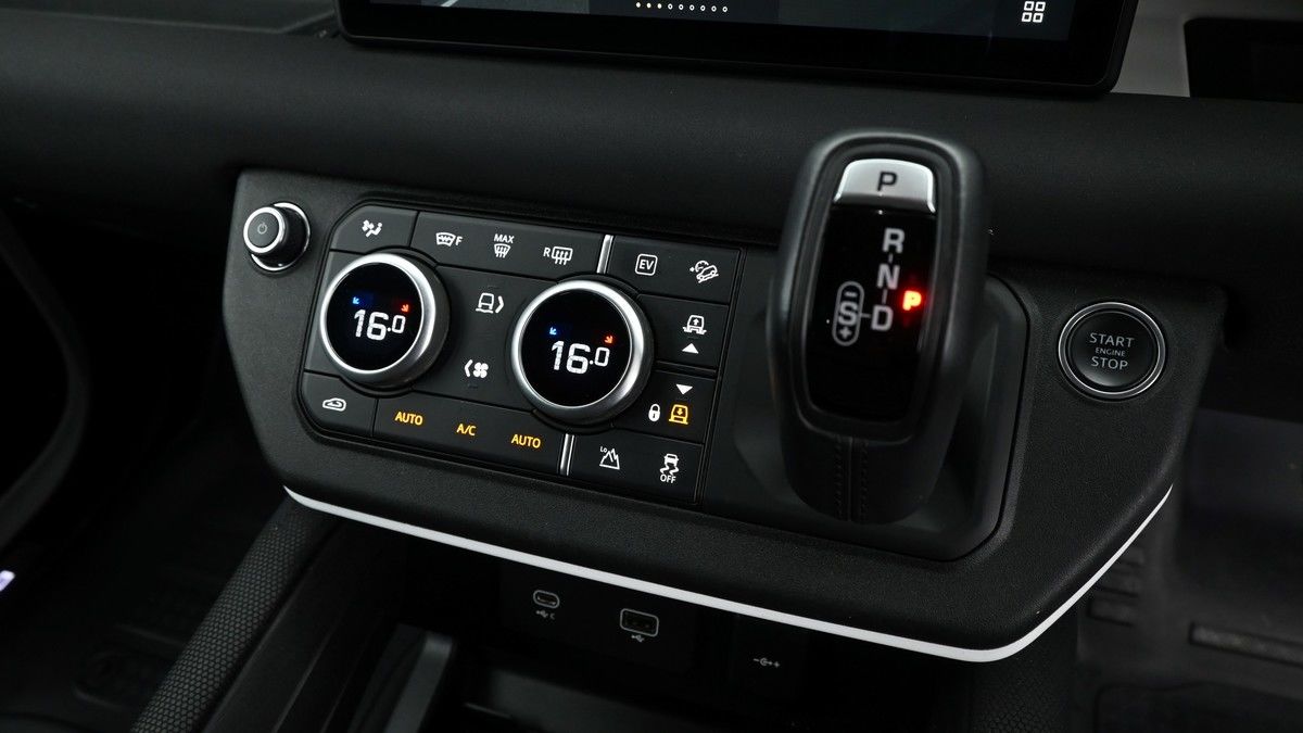 Land Rover Defender 110 Image 12