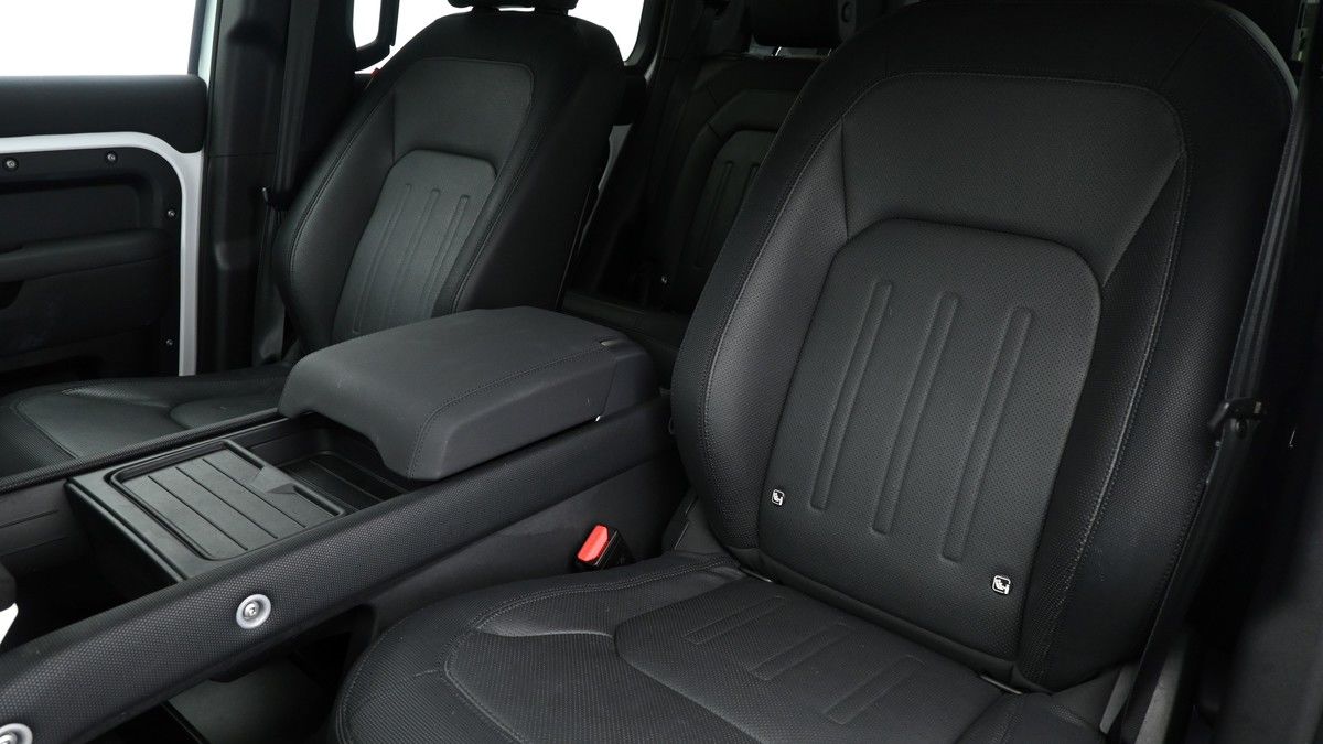 Land Rover Defender 110 Image 4
