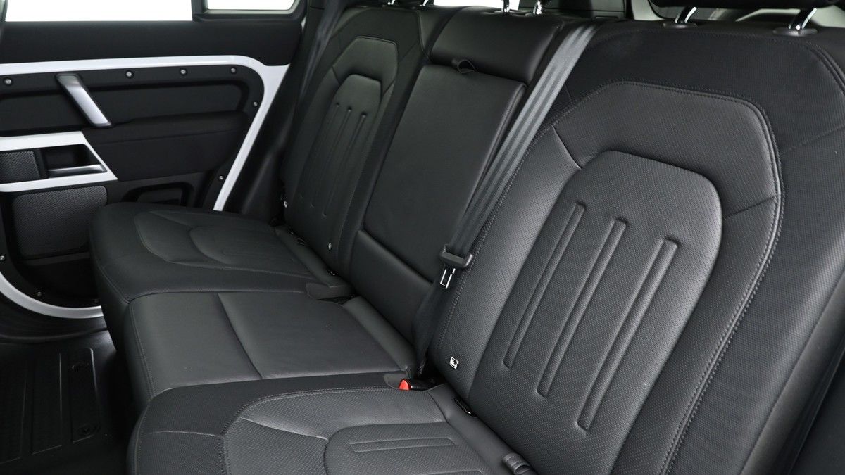 Land Rover Defender 110 Image 5