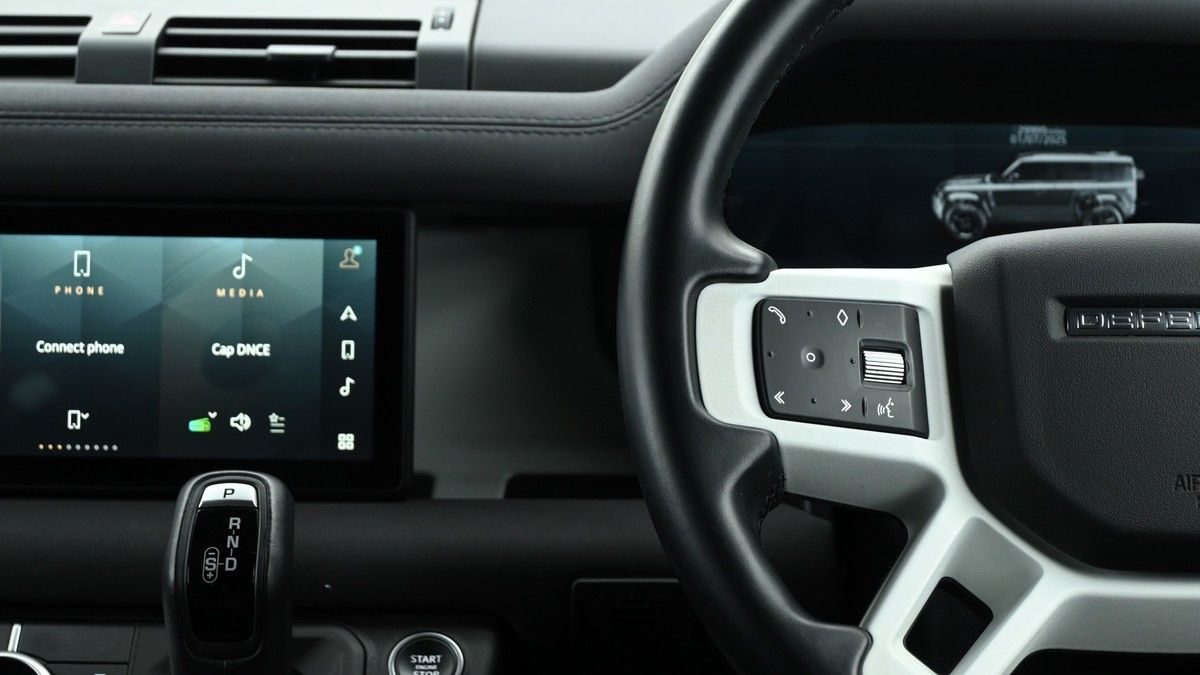 Land Rover Defender 110 Image 15