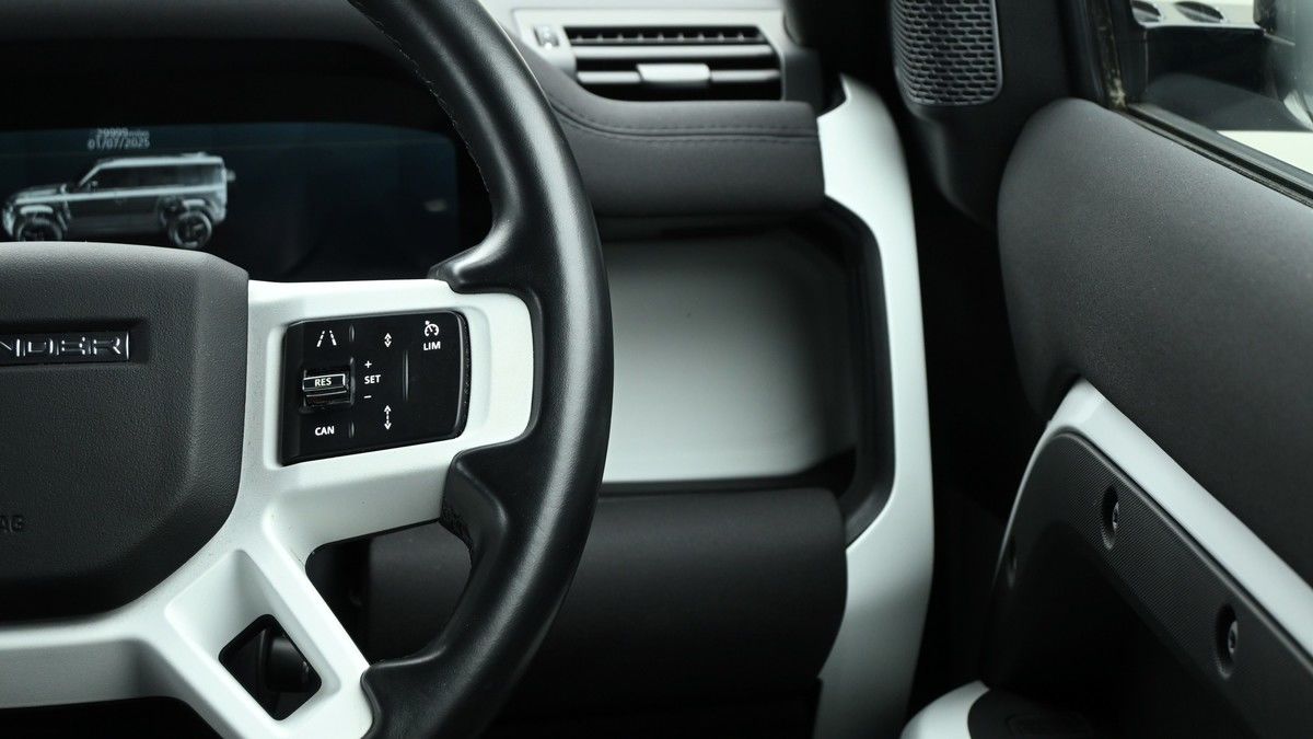 Land Rover Defender 110 Image 16