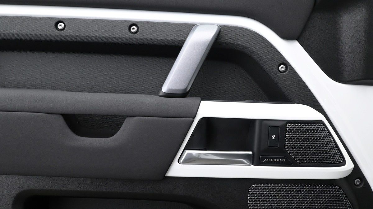 Land Rover Defender 110 Image 13