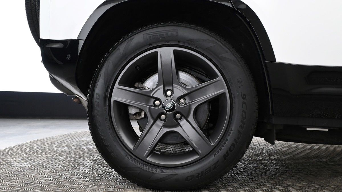 Land Rover Defender 110 Image 9