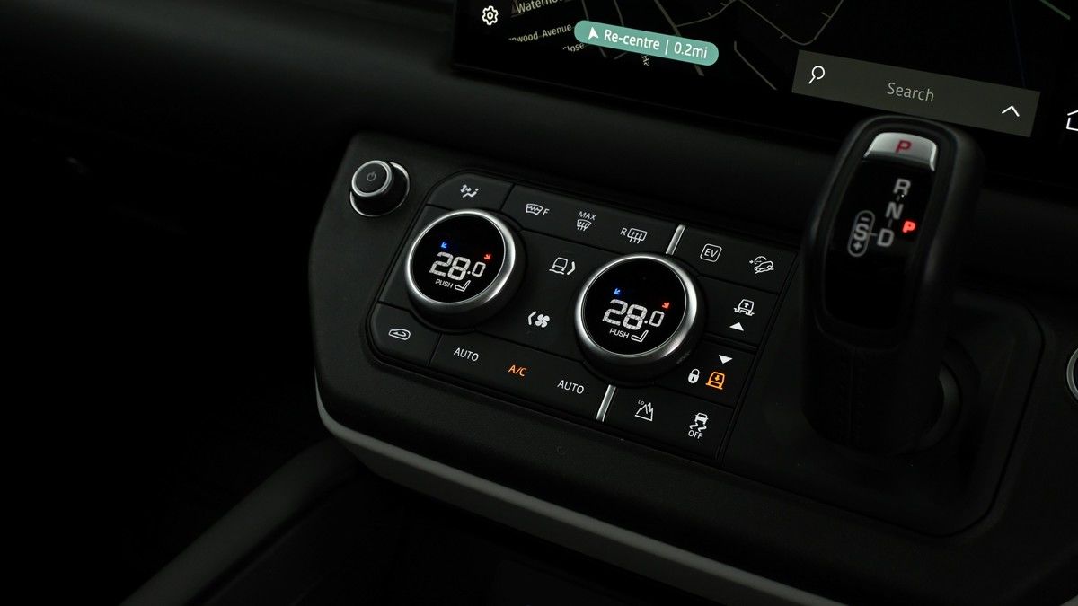 Land Rover Defender 110 Image 12