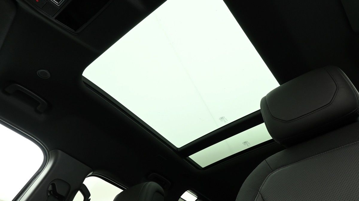 Land Rover Defender 110 Image 2