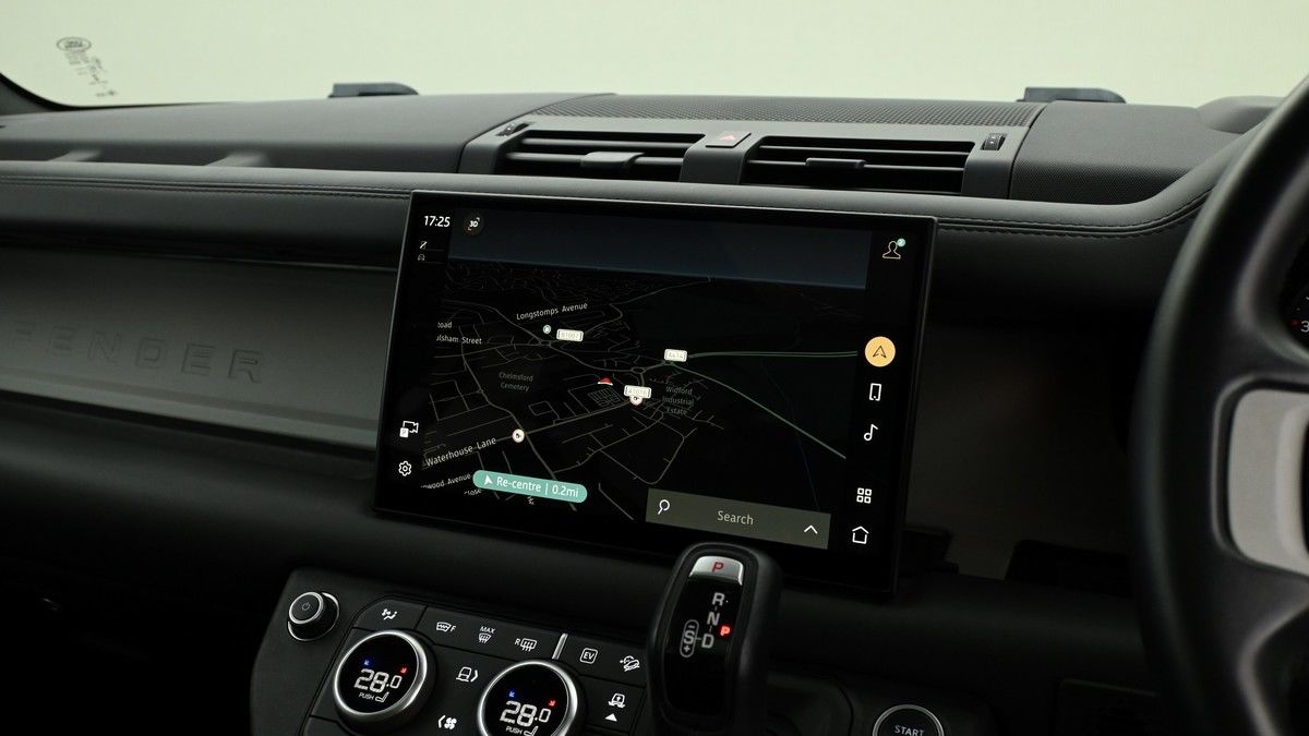 Land Rover Defender 110 Image 11
