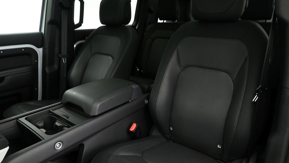 Land Rover Defender 110 Image 4