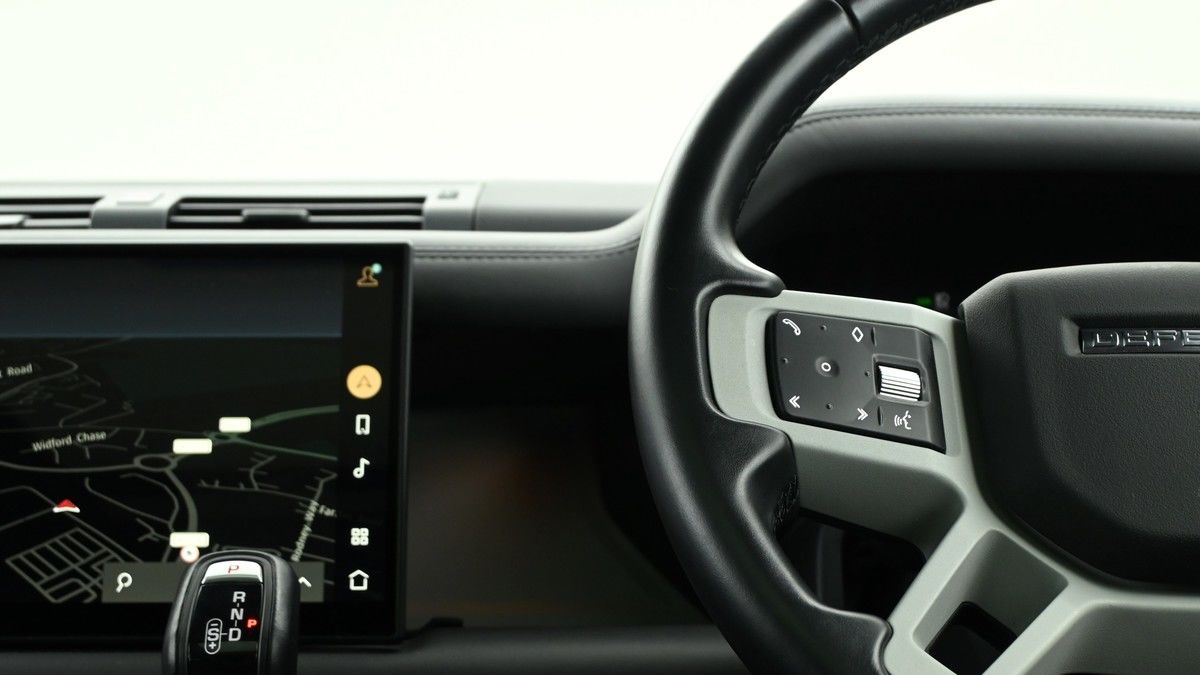 Land Rover Defender 110 Image 15