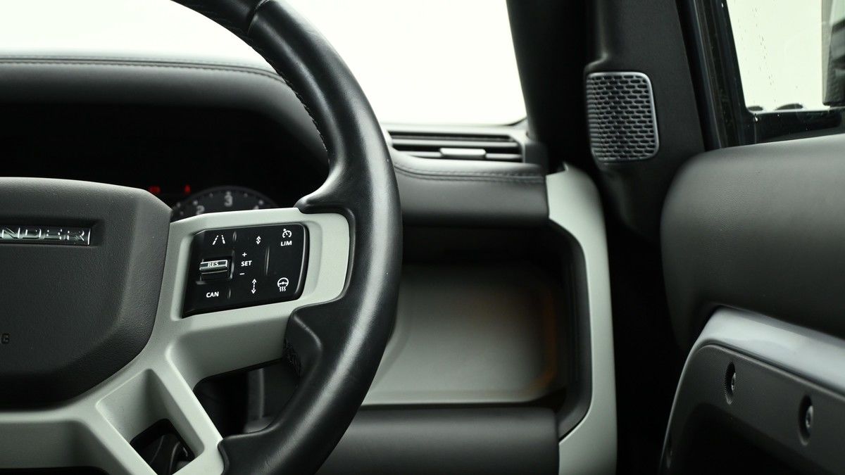 Land Rover Defender 110 Image 16