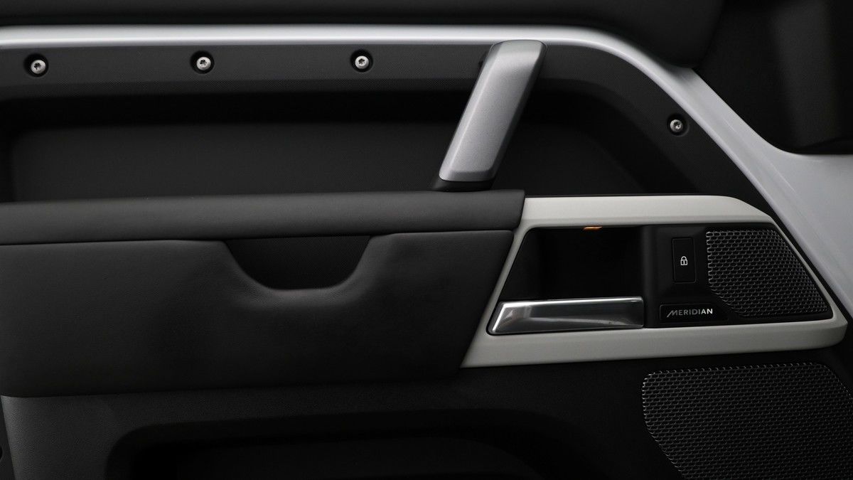 Land Rover Defender 110 Image 13