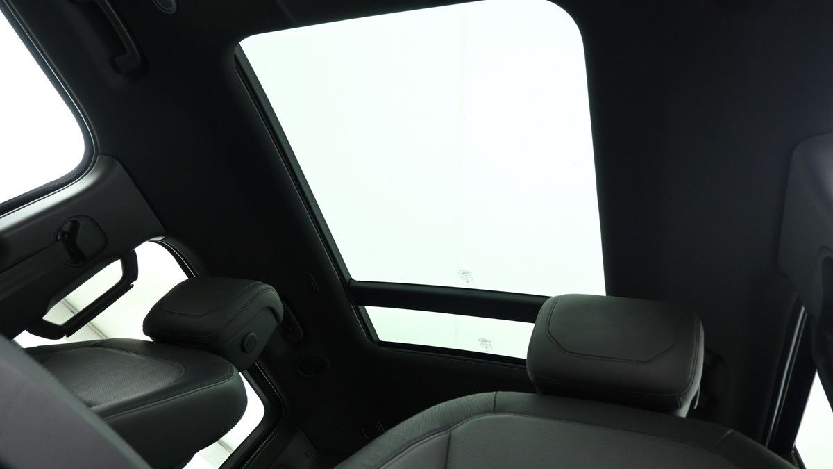 Land Rover Defender 130 Urban Image 7