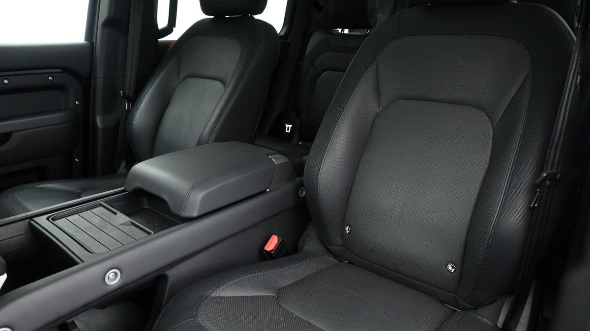 Land Rover Defender 130 Urban Image 2