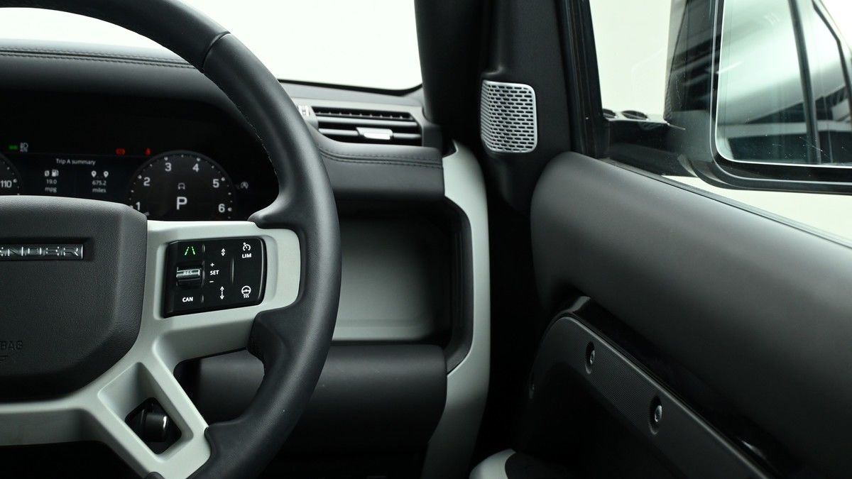 Land Rover Defender 130 Urban Image 13