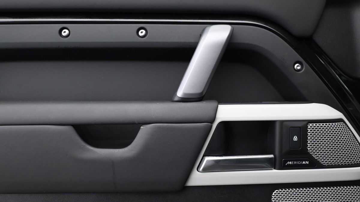 Land Rover Defender 130 Urban Image 10