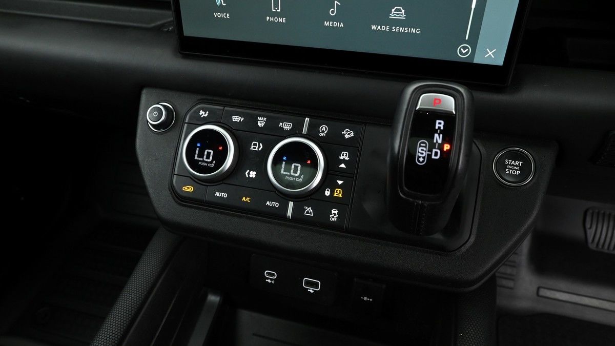 Land Rover Defender 130 Image 12