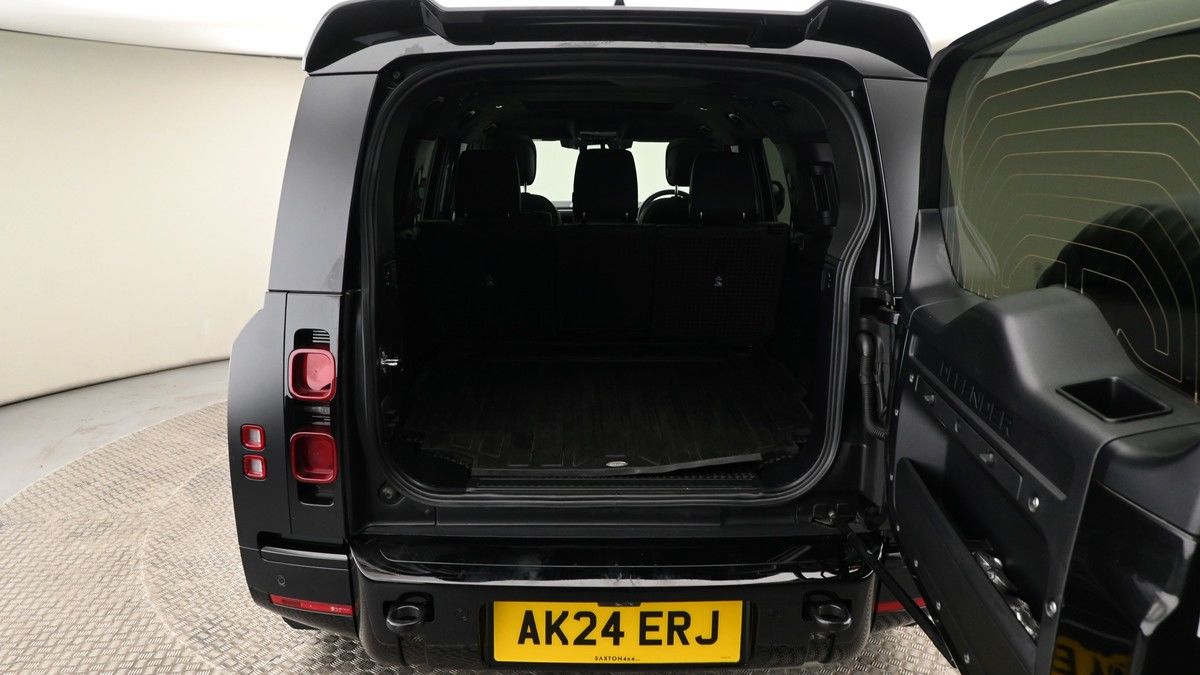 Land Rover Defender 130 Image 10