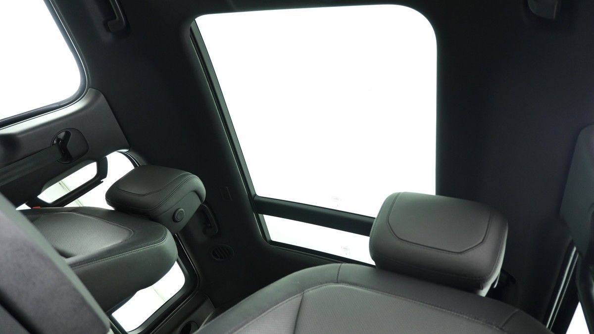 Land Rover Defender 130 Image 2
