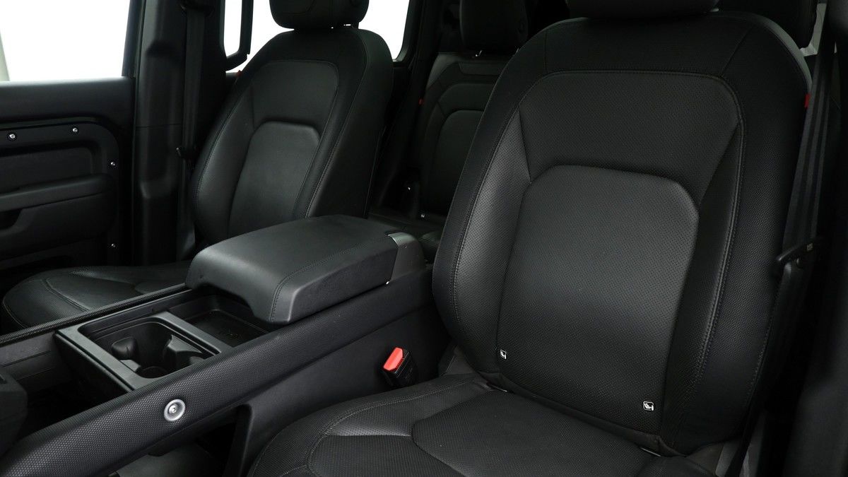 Land Rover Defender 130 Image 4