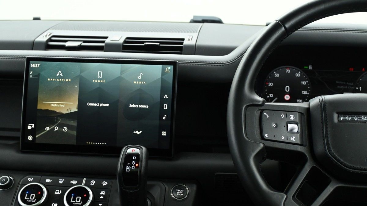 Land Rover Defender 130 Image 15