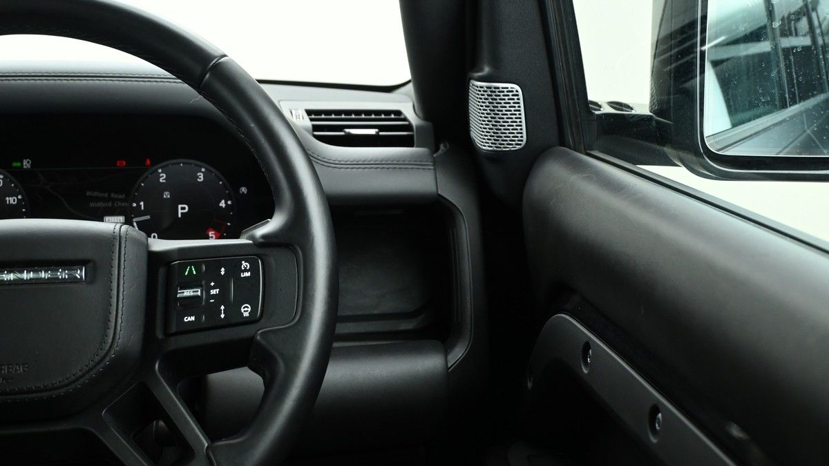 Land Rover Defender 130 Image 16
