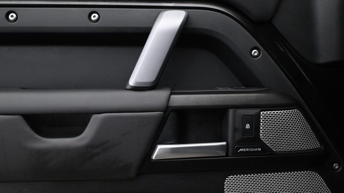 Land Rover Defender 130 Image 13