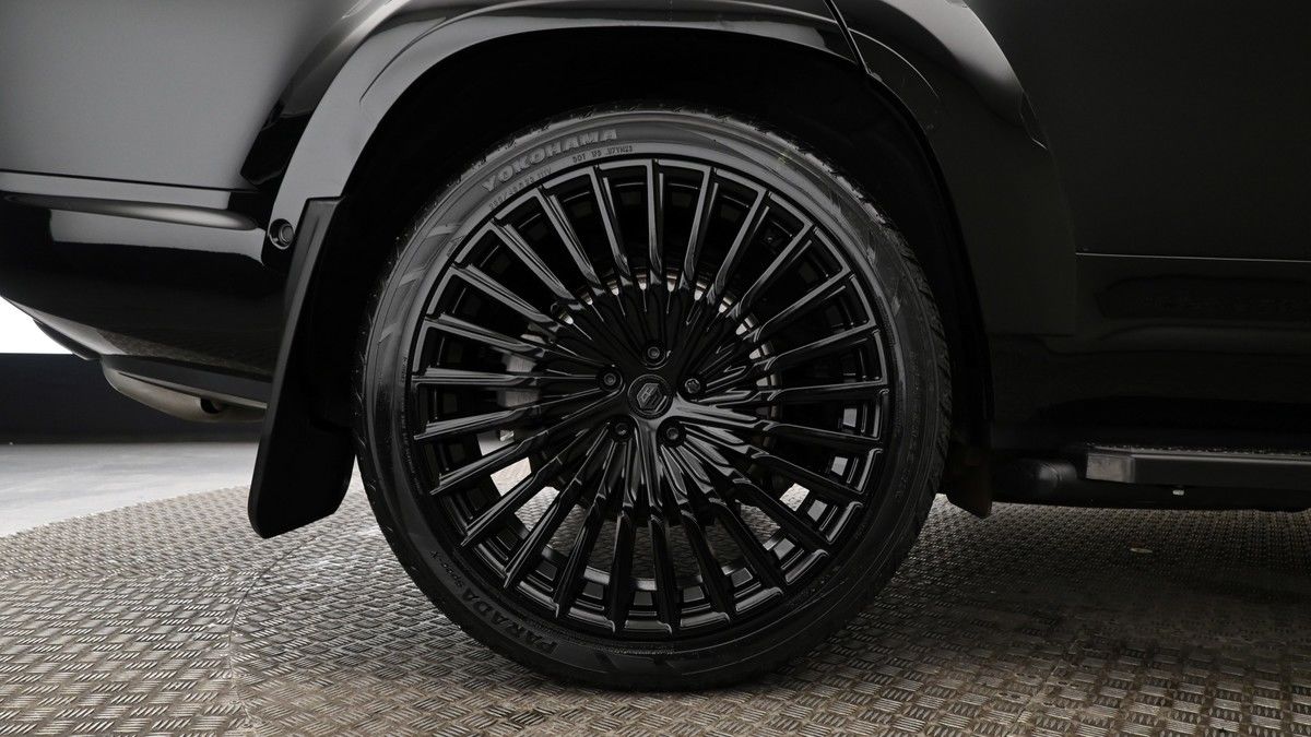 Land Rover Defender 130 Image 9