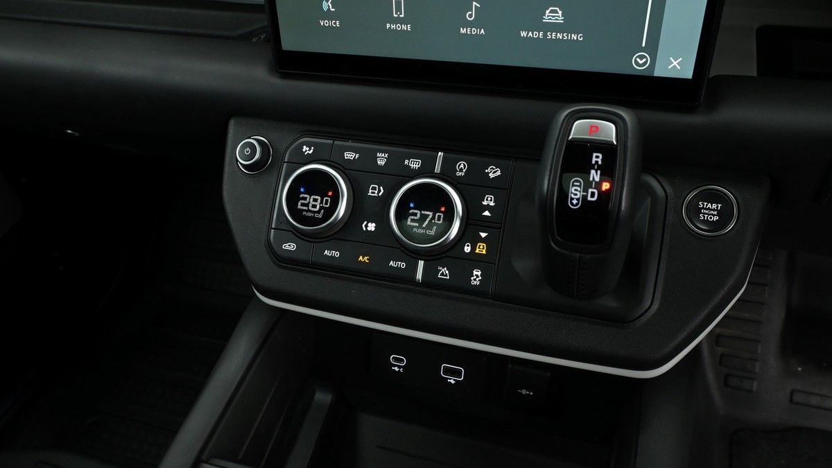 Land Rover Defender 130 Image 12