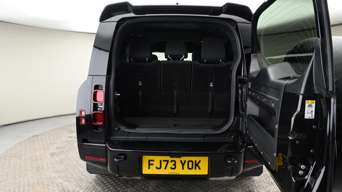 Land Rover Defender 130 Image 10