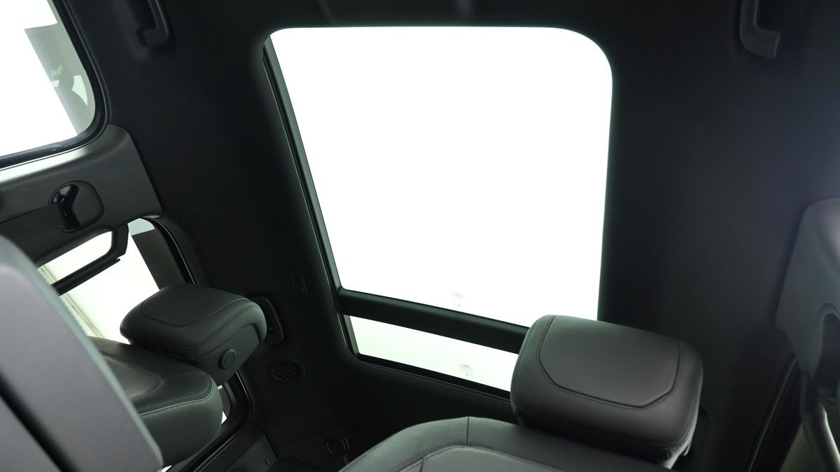 Land Rover Defender 130 Image 2