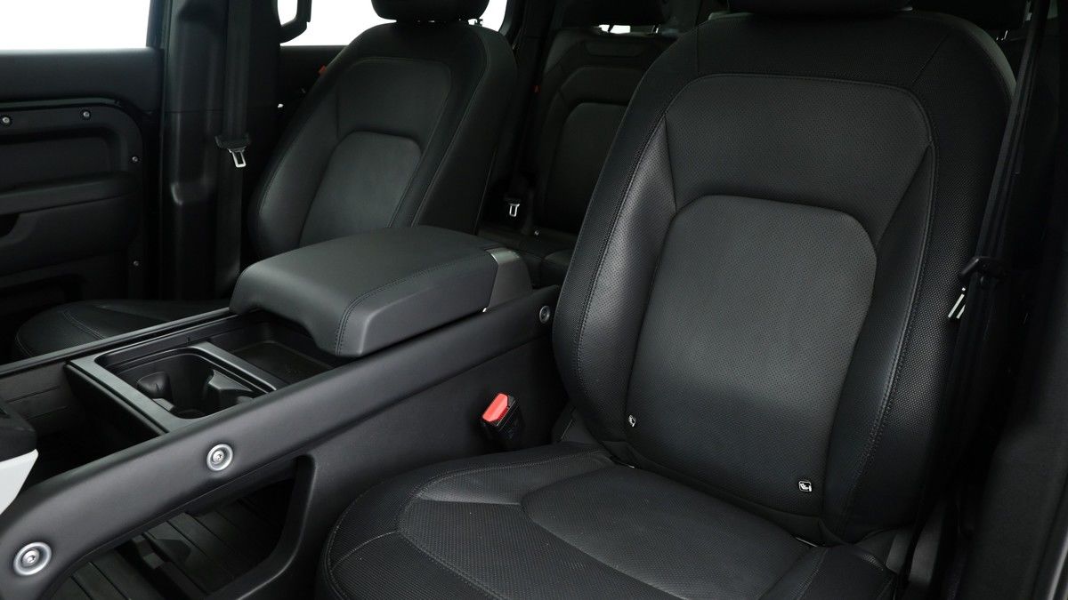 Land Rover Defender 130 Image 4