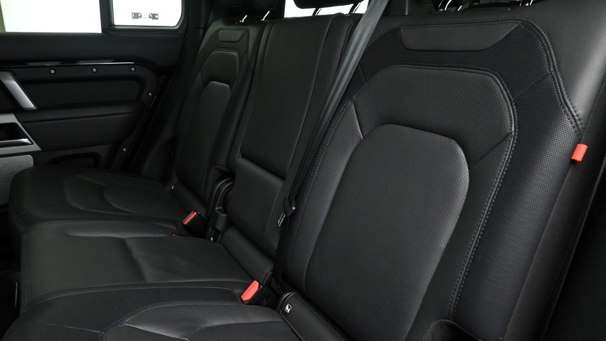 Land Rover Defender 130 Image 5
