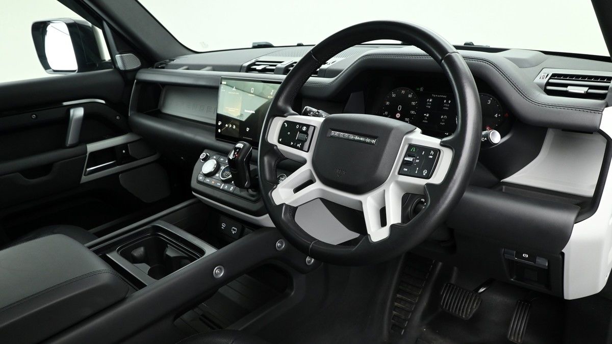 Land Rover Defender 130 Image 3